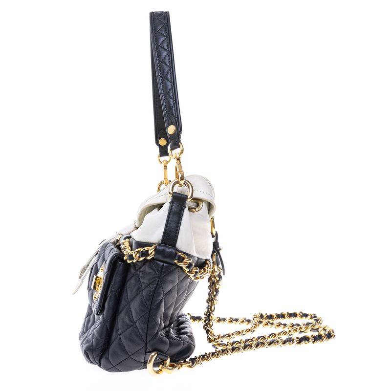 Mochila-Moschino-Preto-e-Branco-Alca-Corrente