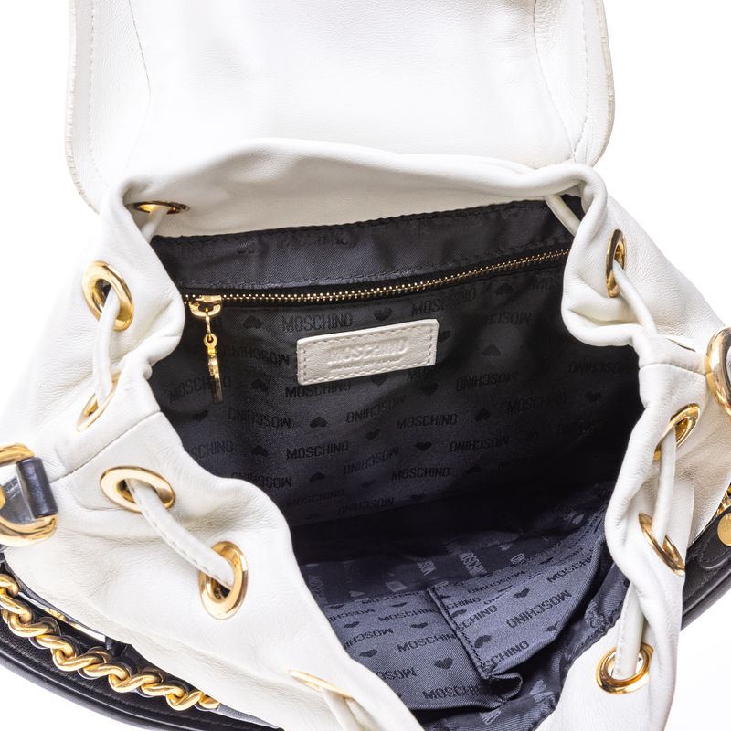 Mochila-Moschino-Preto-e-Branco-Alca-Corrente