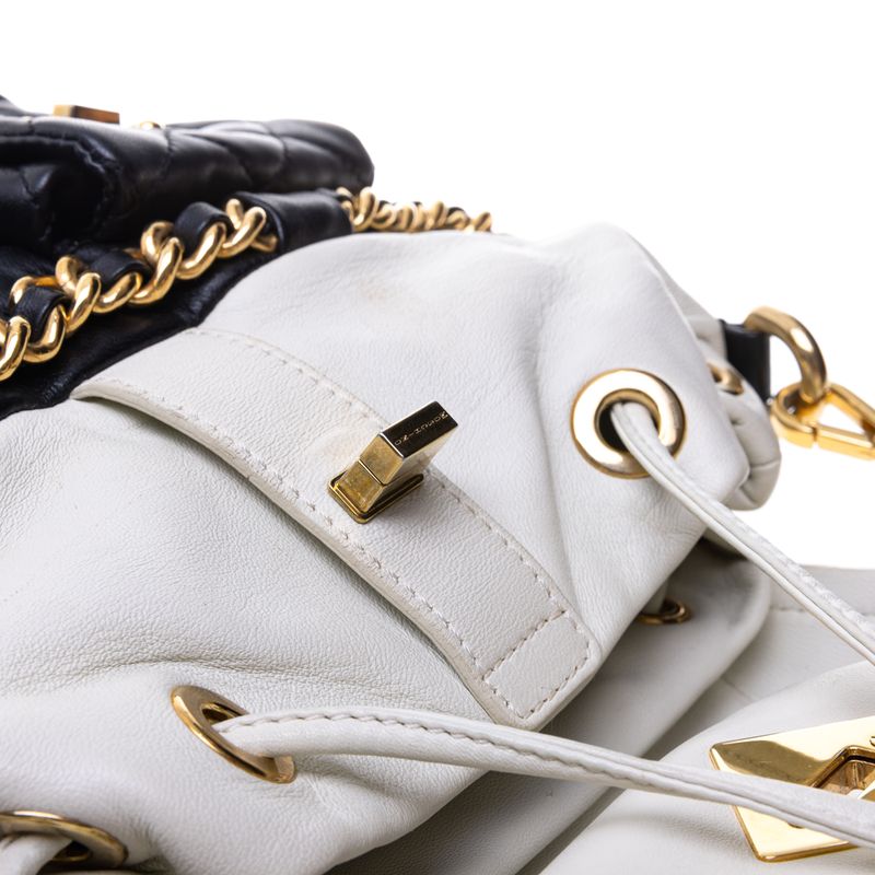 Mochila-Moschino-Preto-e-Branco-Alca-Corrente