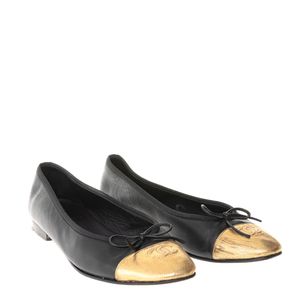 Sapatilha Chanel CC Cap Couro Preto Bico Dourado