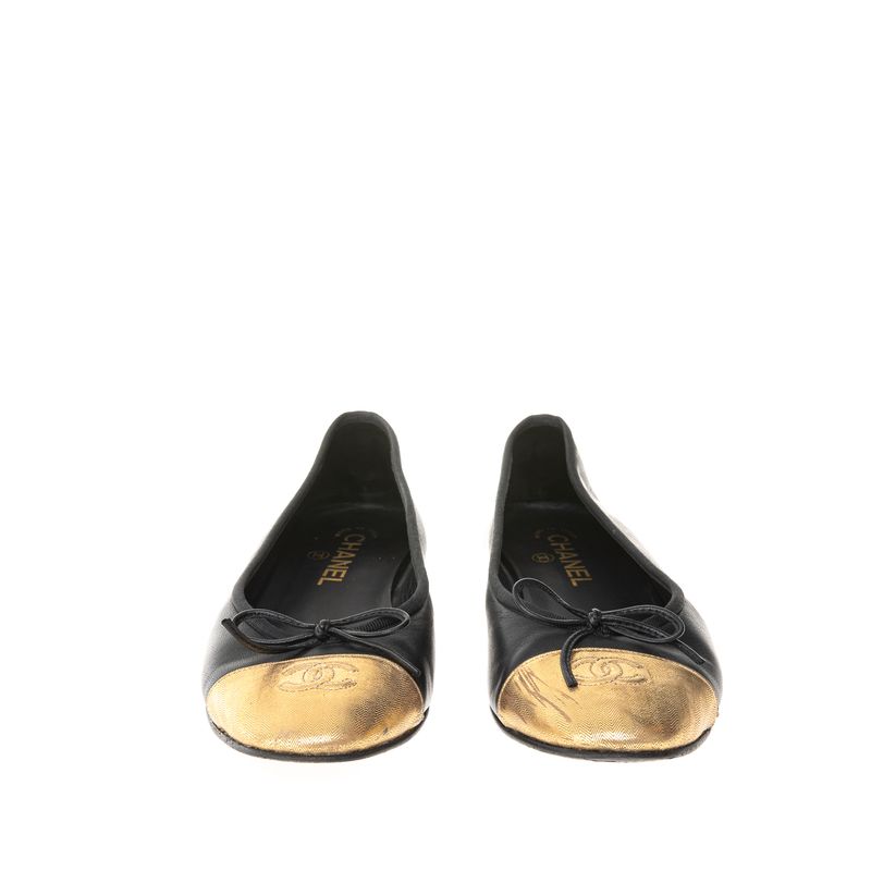 Sapatilha-Chanel-CC-Cap-Couro-Preto-Bico-Dourado