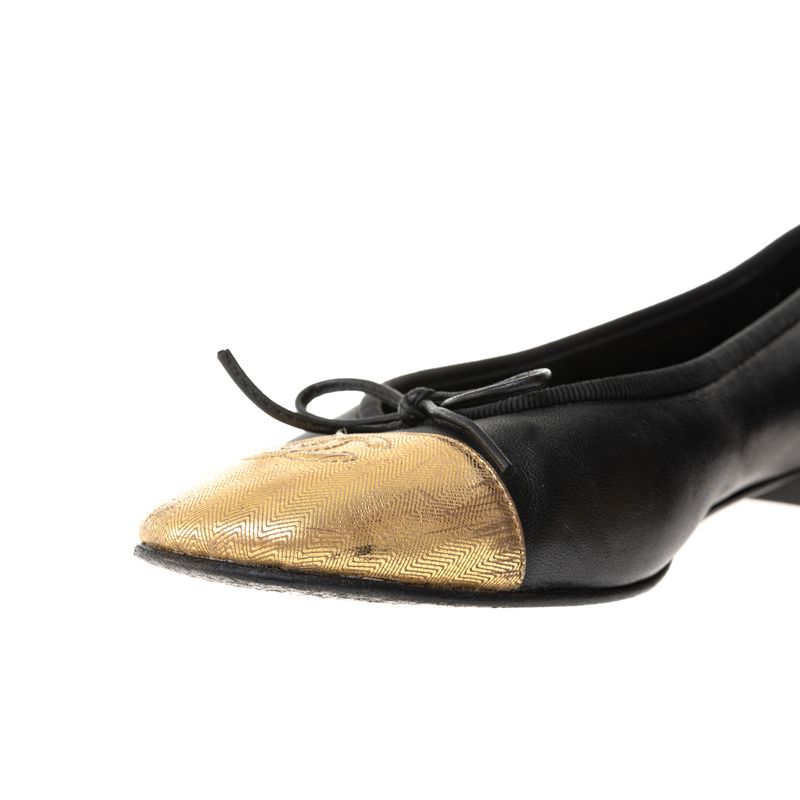 Sapatilha-Chanel-CC-Cap-Couro-Preto-Bico-Dourado
