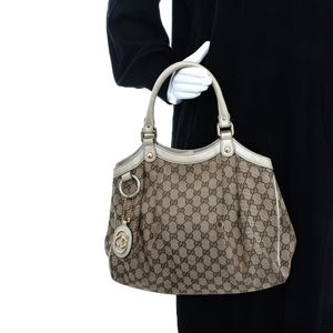 Bolsa Gucci Sukey GG Supreme e Verniz Bege