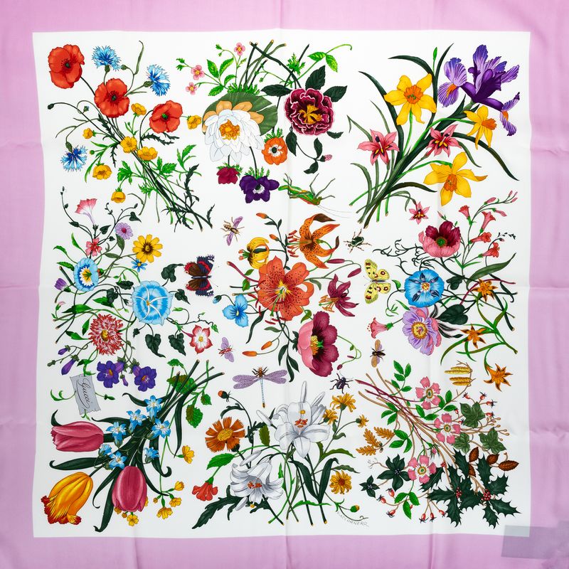 Lenco-Gucci-Estampa-Floral-e-Rosa