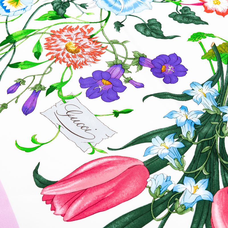 Lenco-Gucci-Estampa-Floral-e-Rosa