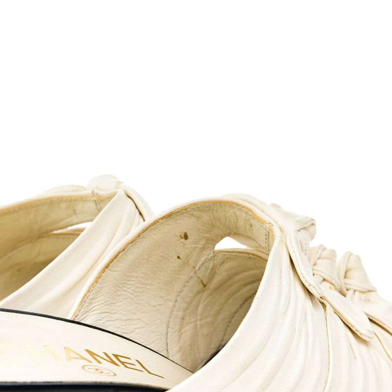 Mule-Chanel-Amarracao-Creme-e-Preto