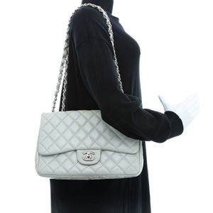 Bolsa Chanel Classic Flap Caviar Cinza Claro