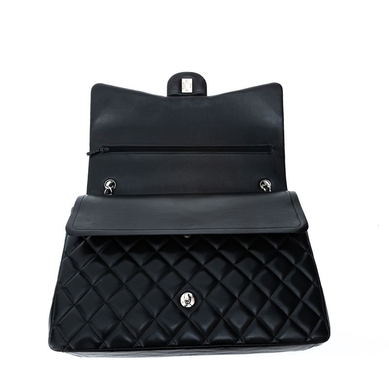 Bolsa-Chanel-Double-Flap-Maxi-Lambskin-Preta