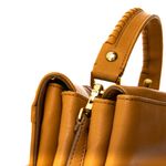 Bolsa-Paula-Cademartori-Dun-Dun-Couro-Caramelo-e-Spikes