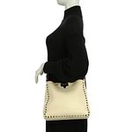 Bolsa-Valentino-Garavani-Transversal-Rockstud-Creme