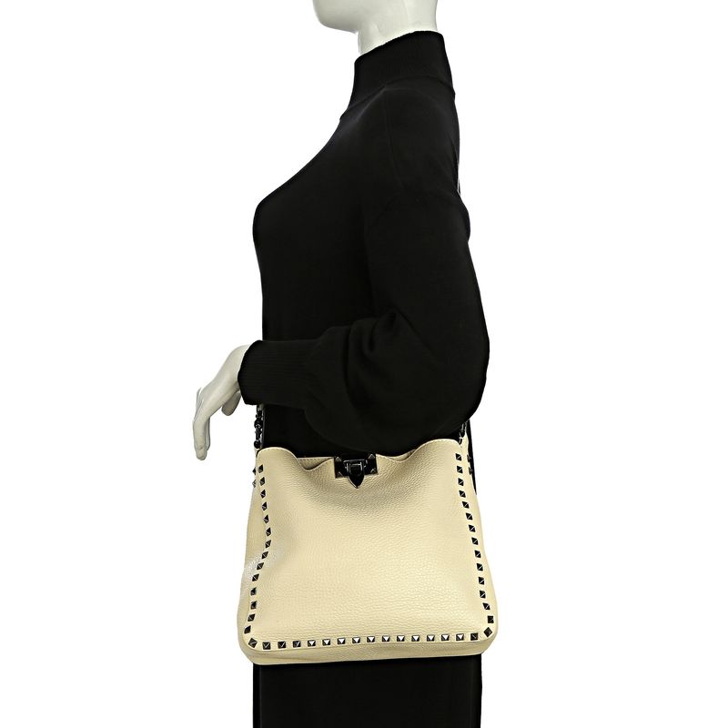 Bolsa-Valentino-Garavani-Transversal-Rockstud-Creme