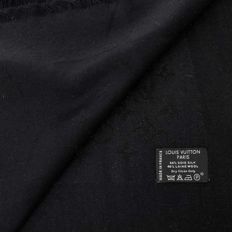 Xale-Louis-Vuitton-Monogram-Seda-e-La-Preto-