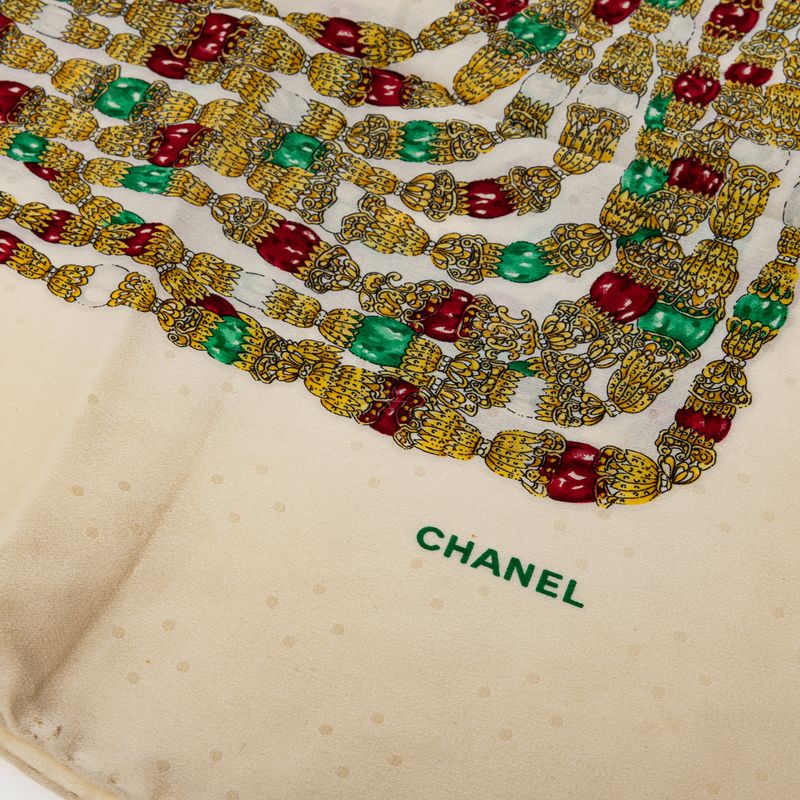 Lenco-Chanel-Vintage-Seda-Creme-Joias-Douradas