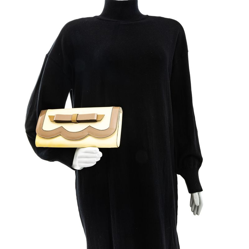 Clutch-Valentino-Garavani-Verniz-Creme-e-Bege