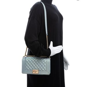 Bolsa Chanel Boy Média Azul Perolado