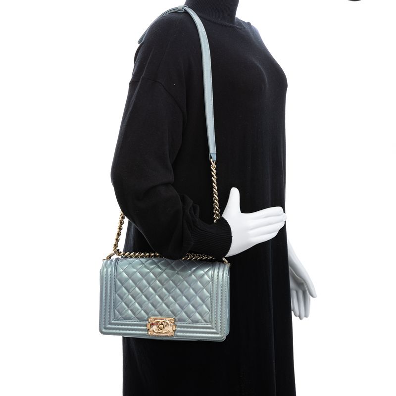 Bolsa-Chanel-Boy-Media-Azul-Perolado