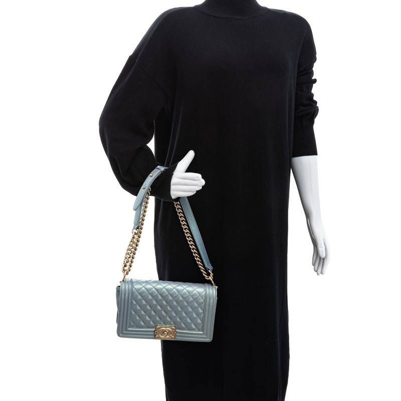 Bolsa-Chanel-Boy-Media-Azul-Perolado