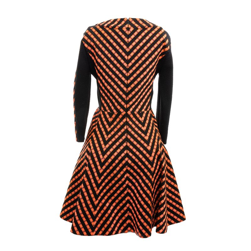 Vestido-Matthew-Williams-Chevron-Laranja-e-Preto