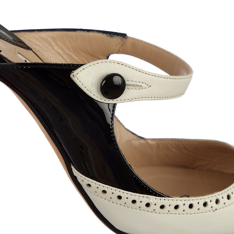 Sapato-Mule-Manolo-Blahnik-Verniz-Preto-e-Couro-Branco