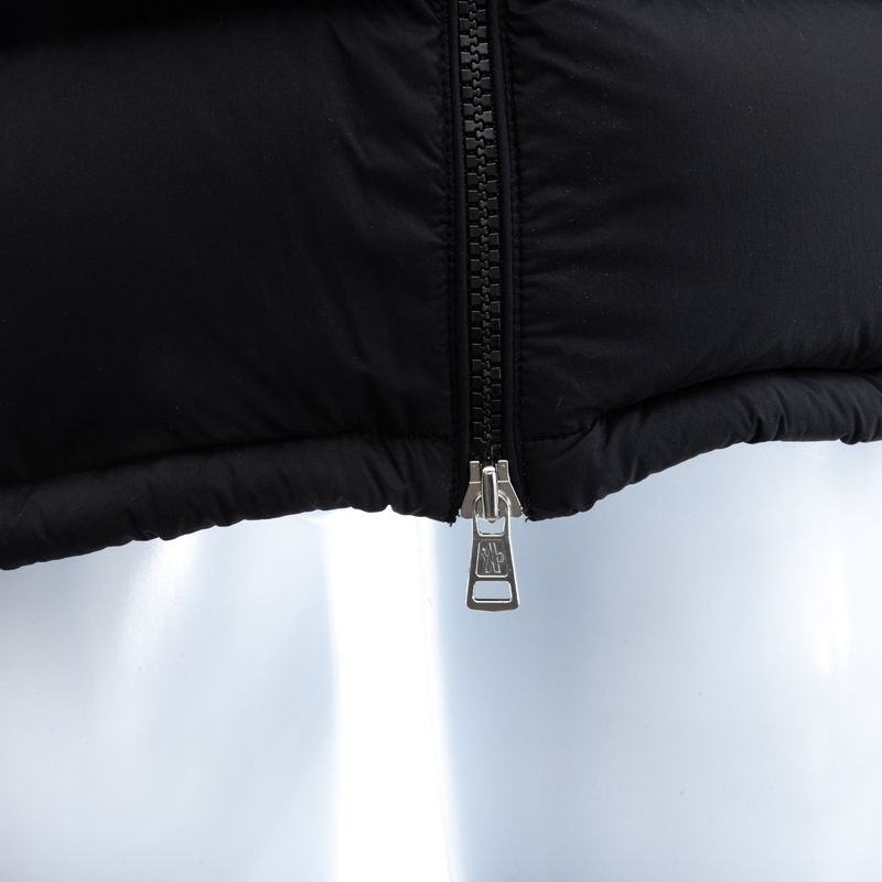 Casaco-Moncler-Puffer-Preto-com-Capuz
