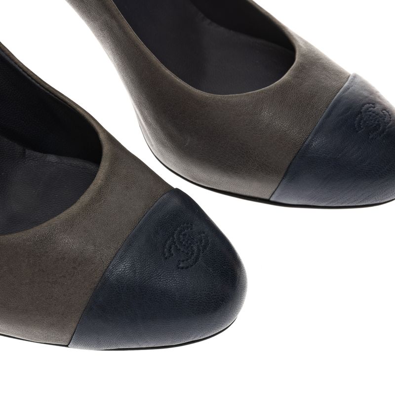 Sapato-de-Salto-Chanel-CC-Cap-Cinza-e-Azul