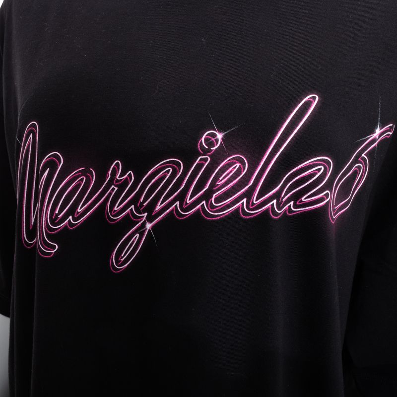 Camiseta-MM6-Maison-Margiela-Preta-Logo-Rosa