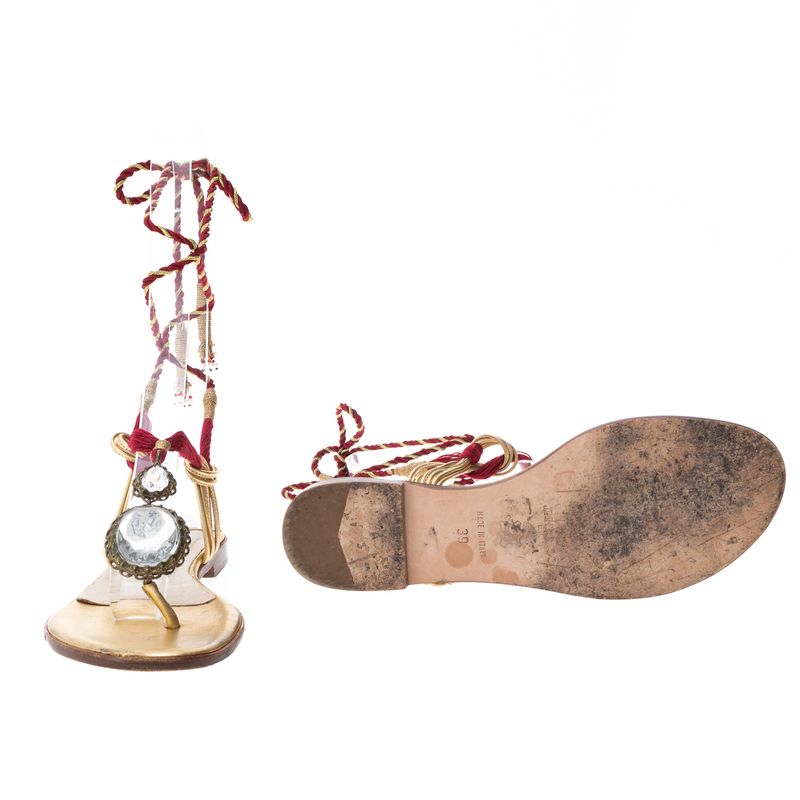 Rasteira-Jimmy-Choo-Dourada-Pedraria-e-Corda-Vermelha
