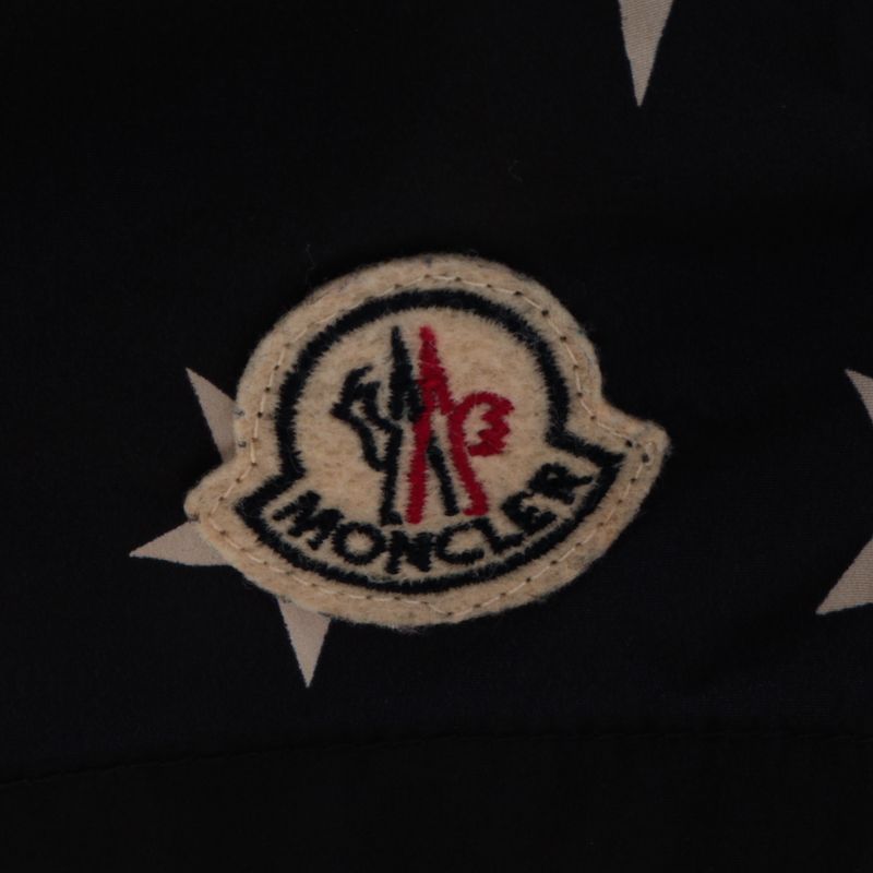 Short-Moncler-Marinho-com-Estrelas