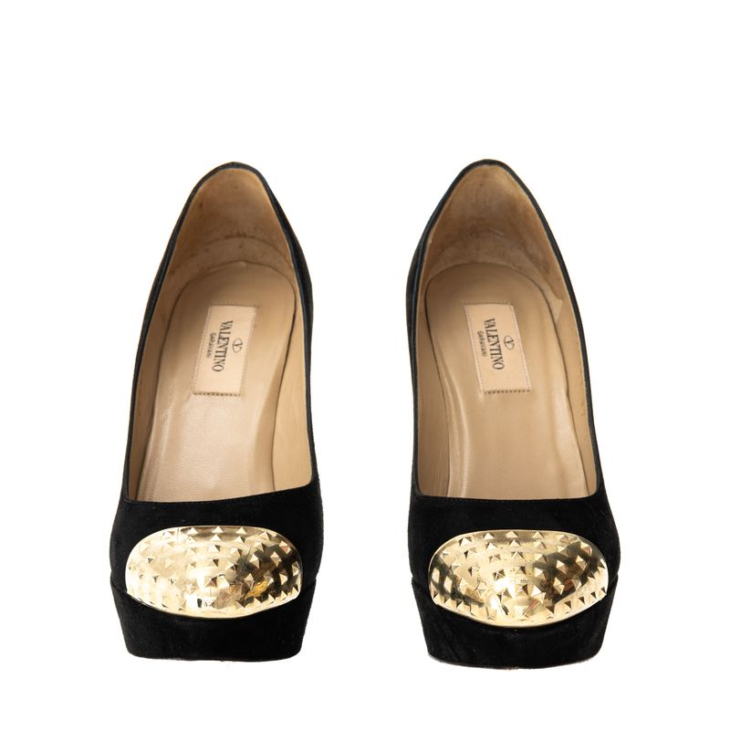 Pump-Valentino-Garavani-Camurca-Preta-Spikes-Dourado