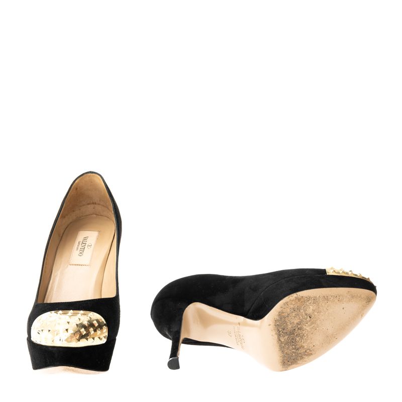 Pump-Valentino-Garavani-Camurca-Preta-Spikes-Dourado