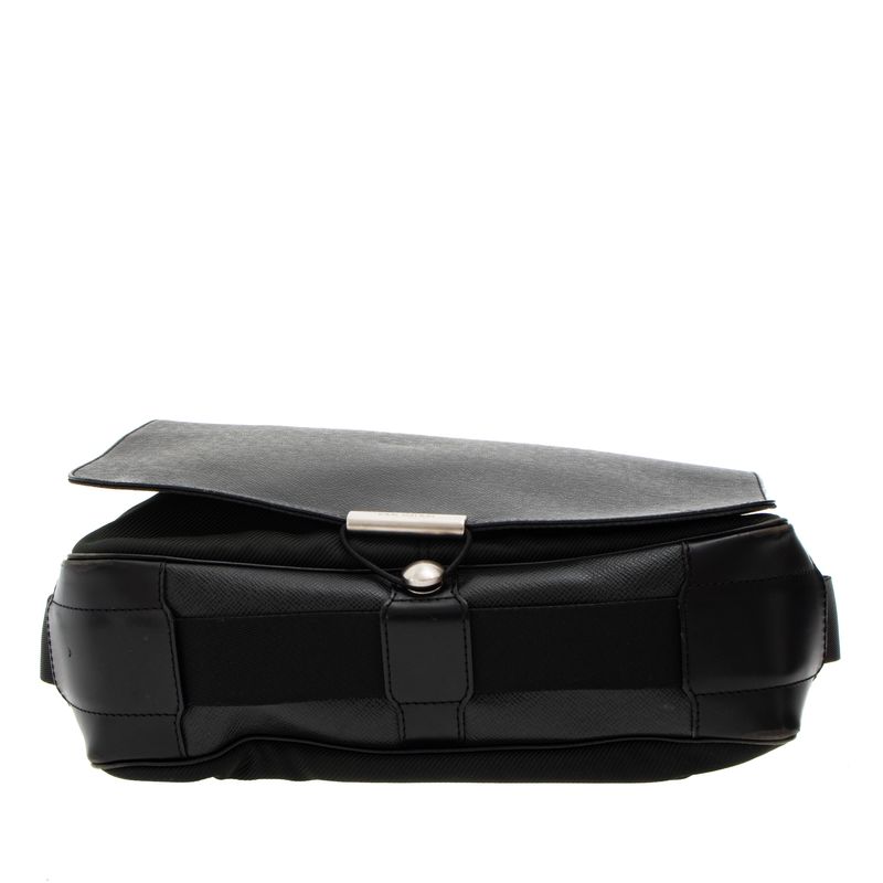 Bolsa-Louis-Vuitton-Taiga-Preto-e-Nylon-Verde