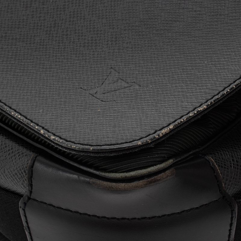 Bolsa-Louis-Vuitton-Taiga-Preto-e-Nylon-Verde