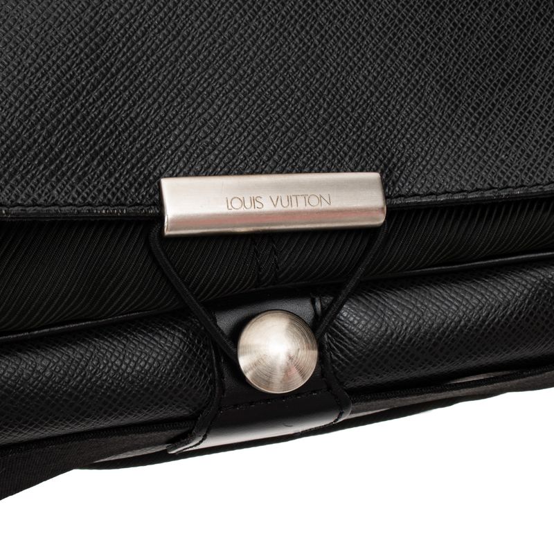 Bolsa-Louis-Vuitton-Taiga-Preto-e-Nylon-Verde