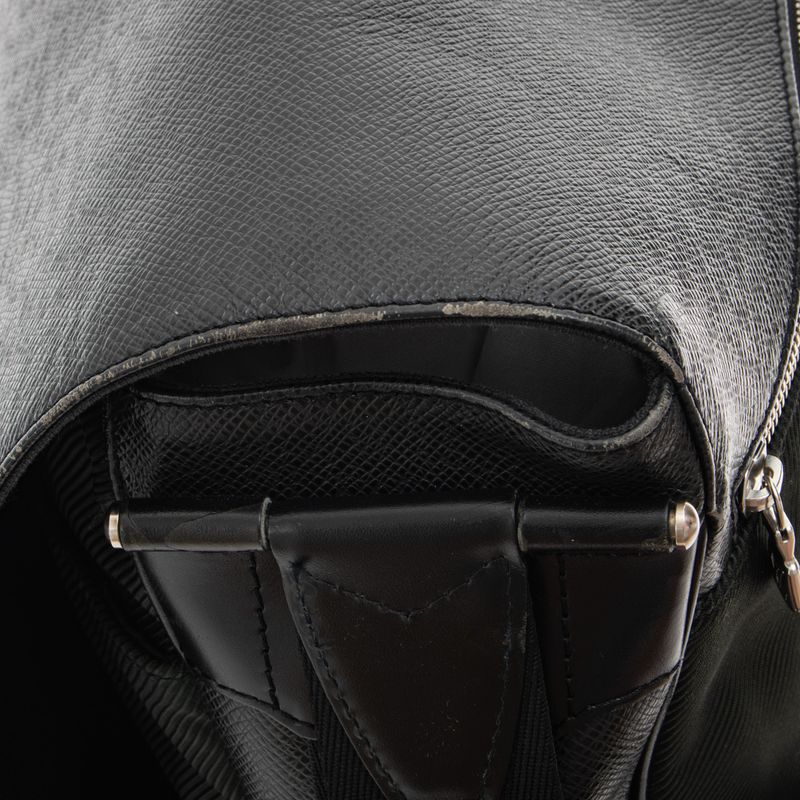 Bolsa-Louis-Vuitton-Taiga-Preto-e-Nylon-Verde