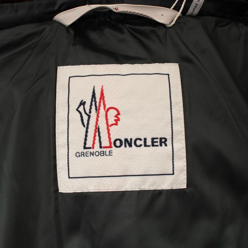Casaco-Moncler-Puffer-Preto-com-Capuz