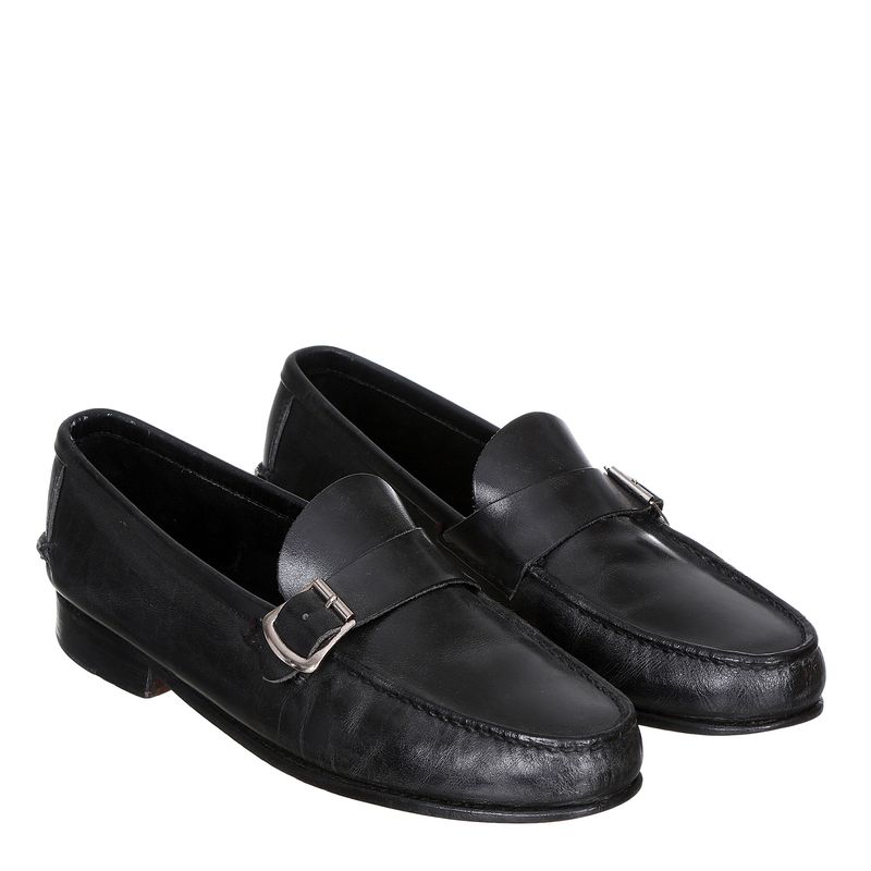 Mocassim-Couro-Preto-e-Fivela-Prateada