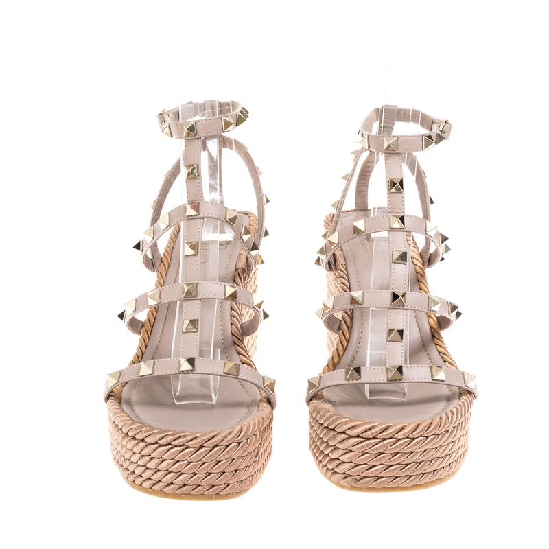 Sandalia-Valentino-Garavani-Anabela-Rockstud-Bege