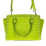 Bolsa-Michael-Kors-Selma-Studded-Saffiano-Verde