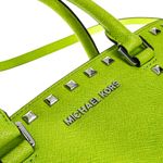 Bolsa-Michael-Kors-Selma-Studded-Saffiano-Verde