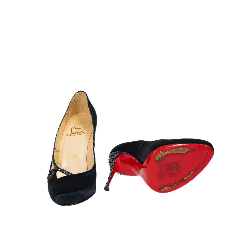 74925-Sapato-Christian-Louboutin-Trekelly-Cetim-e-Cristais-Preta-5