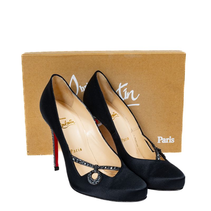 74925-Sapato-Christian-Louboutin-Trekelly-Cetim-e-Cristais-Preta-7