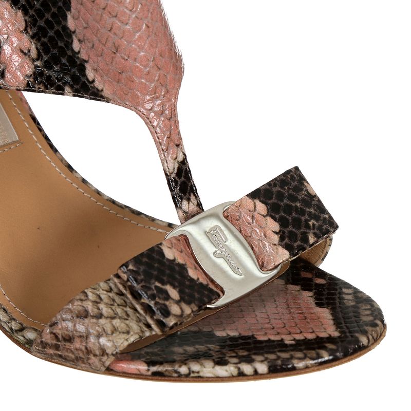83623-Sandalia-Salvatore-Ferragamo-Couro-Exotico-e-Tachas-6