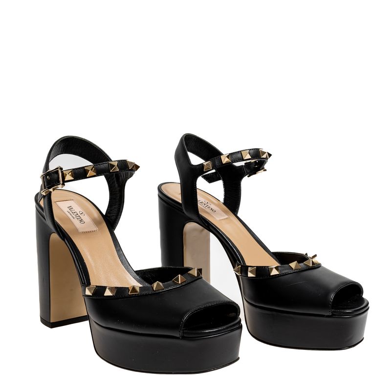 Sandalia-Valentino-Garavani-Plataforma-Rockstud-Preto