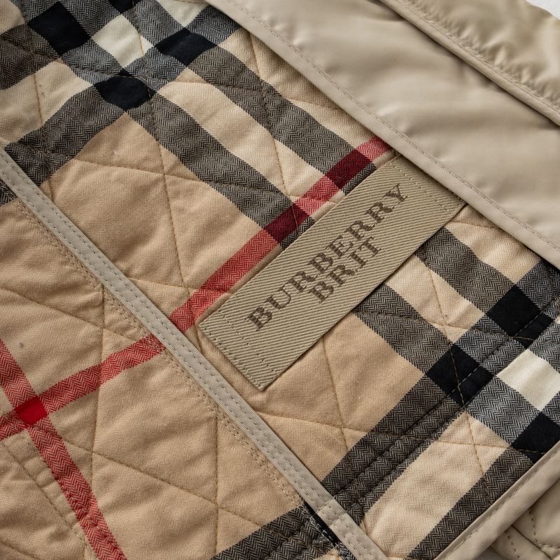 Casaco-Burberry-Matelasse-Bege