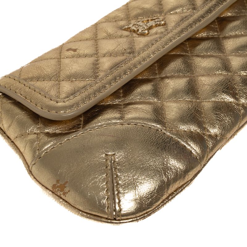 Bolsa-Burberry-Clutch-Metalizada-Dourada