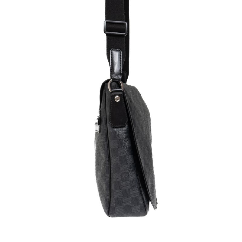 Bolsa-Louis-Vuitton-Messenger-District-Damier-Graphite