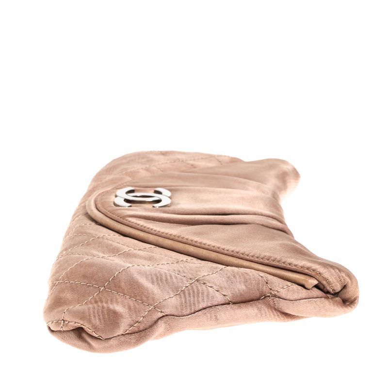 Bolsa-Chanel-Clutch-Moon-CC-Bege