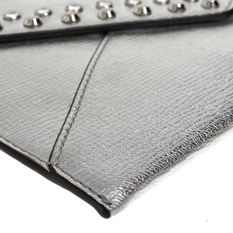 Bolsa-Clutch-Michael-Kors-Prateada