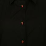 Chemise-Cris-Barros-Preta-Botoes-Morango-