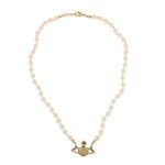 Colar-Vivienne-Westwood-Perolas-e-Dourado-